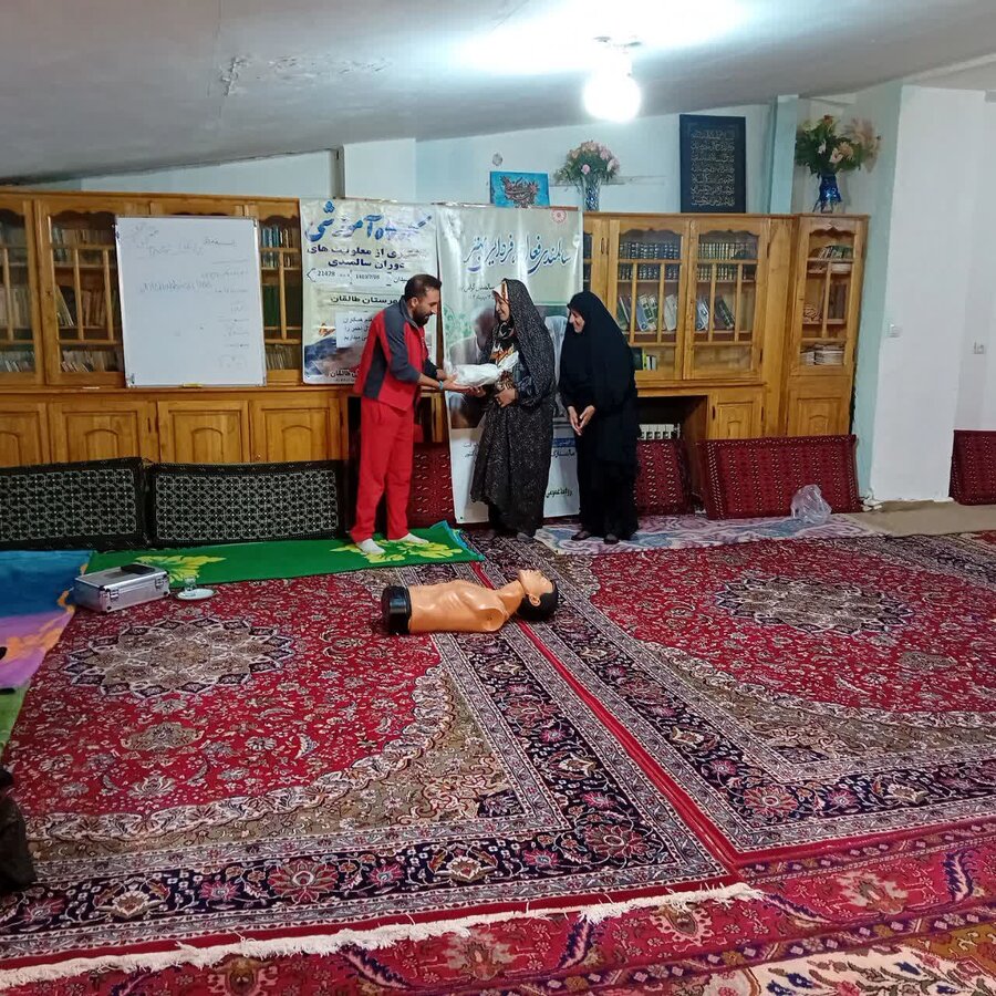 برگزاری کلاس آموزشی به مناسبت هفته سالمندان در روستای زیدشت