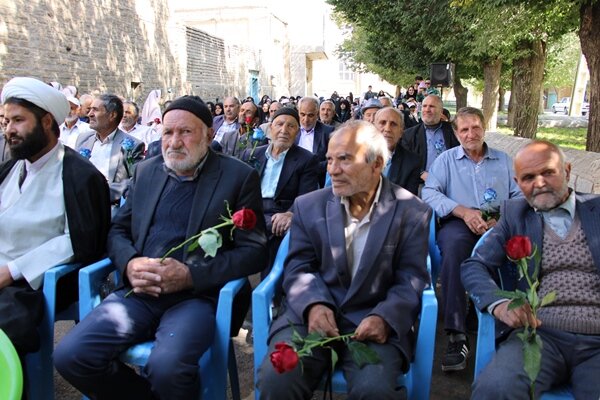 بویین میاندشت| همایش پیاده‌روی شهروندان ارشد با شعار سالمندی فعال، فردایی بهتر