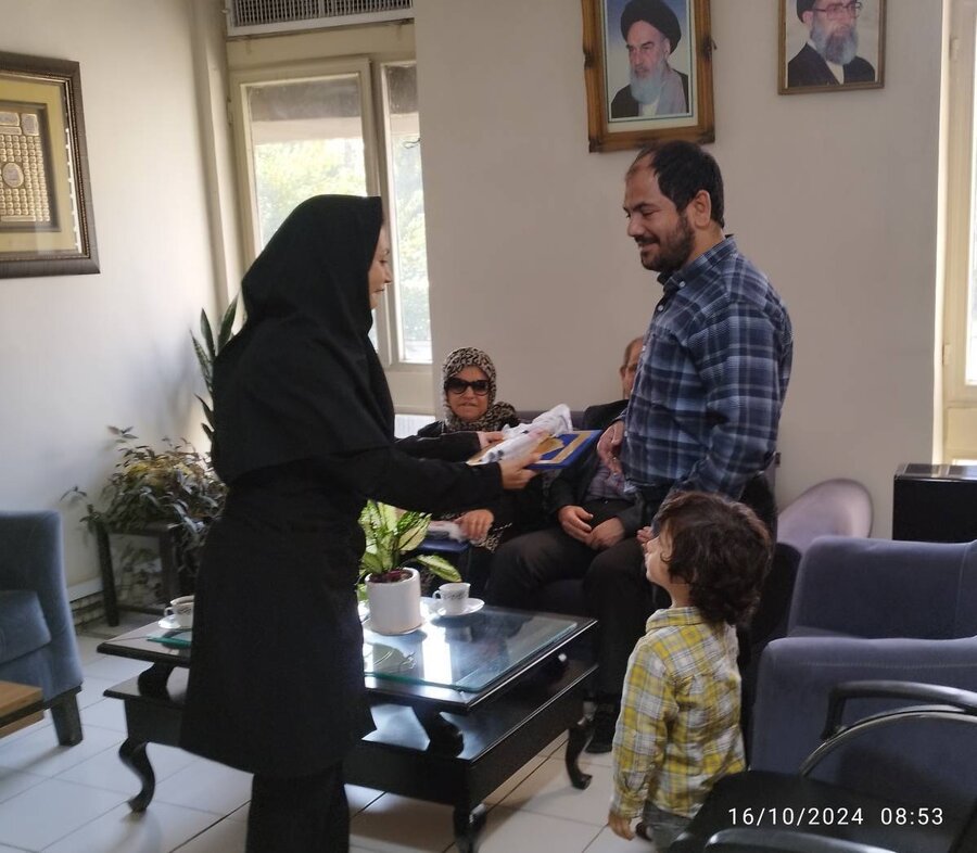 شهرستان تهران | تقدیر رئیس مرکز تامین و توسعه ورد آورد از زوج روشندل توانمند شهرستان تهران | تقدیر رئیس مرکز تامین و توسعه ورد آورد از زوج روشندل توانمند