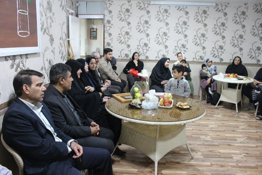 جلسه هم اندیشی مدیرکل بهزیستی باخانواده های معلولین ساوجبلاغ برگزار شد جلسه هم اندیشی مدیرکل بهزیستی باخانواده های معلولین ساوجبلاغ برگزار شد