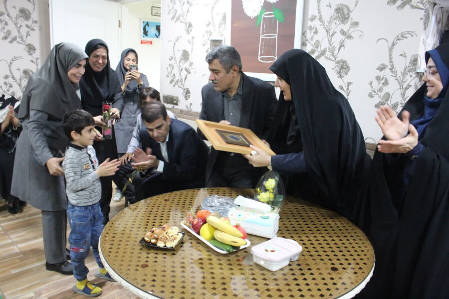 جلسه هم اندیشی مدیرکل بهزیستی باخانواده های معلولین ساوجبلاغ برگزار شد جلسه هم اندیشی مدیرکل بهزیستی باخانواده های معلولین ساوجبلاغ برگزار شد
