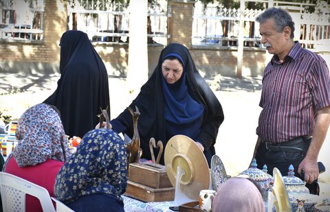 نمایشگاه عرضه محصولات مددجویان