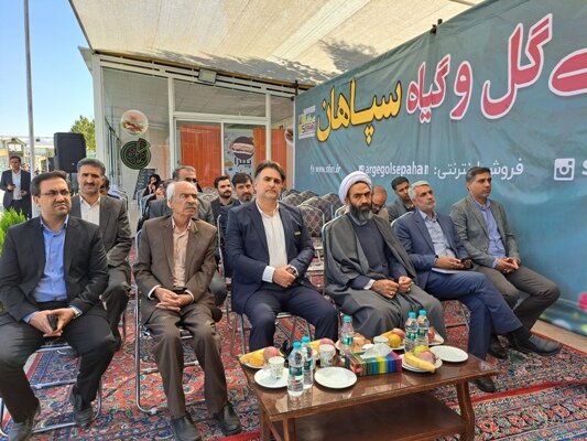 خمینیشهر| آئین افتتاحیه بازارچه عرضه محصولات خانگی در بازار بینالمللی گل و گیاه