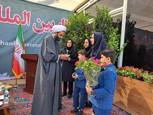 خمینی‌شهر| آئین افتتاحیه  بازارچه عرضه محصولات خانگی در بازار بین‌المللی گل و گیاه