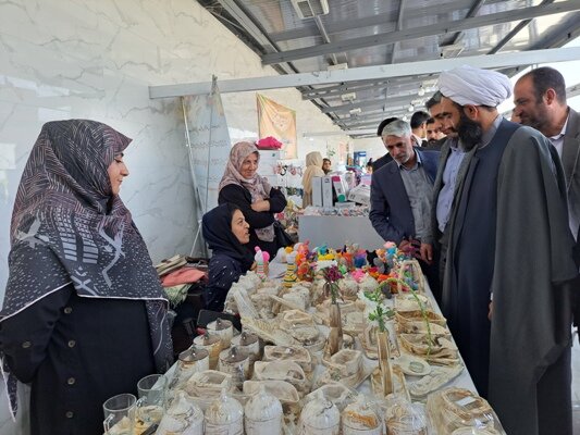 خمینی‌شهر| آئین افتتاحیه  بازارچه عرضه محصولات خانگی در بازار بین‌المللی گل و گیاه