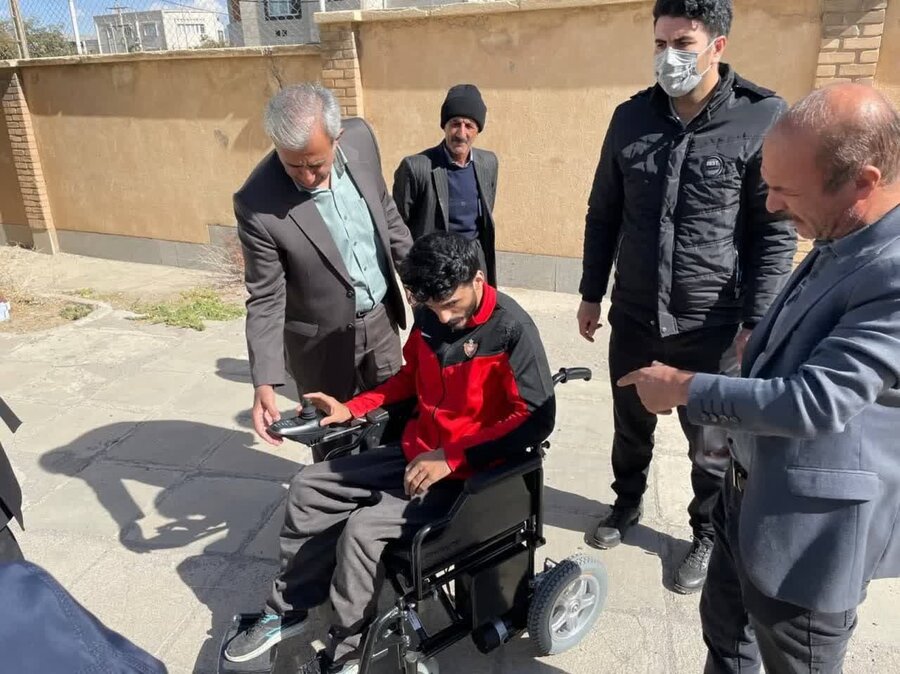 قروه | اهدای ۴ دستگاه ویلچر برقی به جامعه هدف
