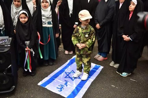 حضور پرشور مدیر،کارکنان بهزیستی شهرستان کرج و اورژانس اجتماعی در راهپیمایی ۱۳ آبان