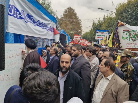 حضور پرشور مدیر،کارکنان بهزیستی شهرستان کرج و اورژانس اجتماعی در راهپیمایی ۱۳ آبان