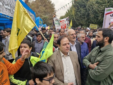 حضور پرشور مدیر،کارکنان بهزیستی شهرستان کرج و اورژانس اجتماعی در راهپیمایی ۱۳ آبان