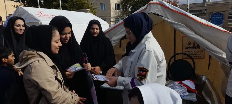 برپایی پایگاه اورژانس اجتماعی ۱۲۳ بهزیستی شاهین دژ در راهپیمایی یوم الله ۱۳ آبان