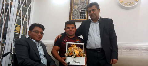 حضور مدیر کل بهزیستی خوزستان در منزل قهرمان پارالمپیک پاریس