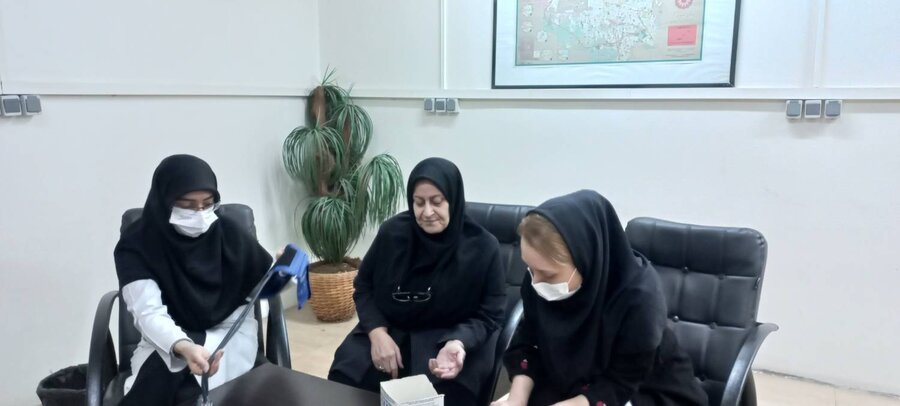 شهرستان تهران| برگزاری میز خدمت سلامت در مرکز شهدای انقلاب