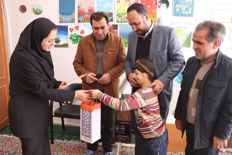 تجلیل از مربیان مرکز روزانه اختلالات طیف اتیسم تجلیل از مربیان مرکز روزانه اختلالات طیف اتیسم