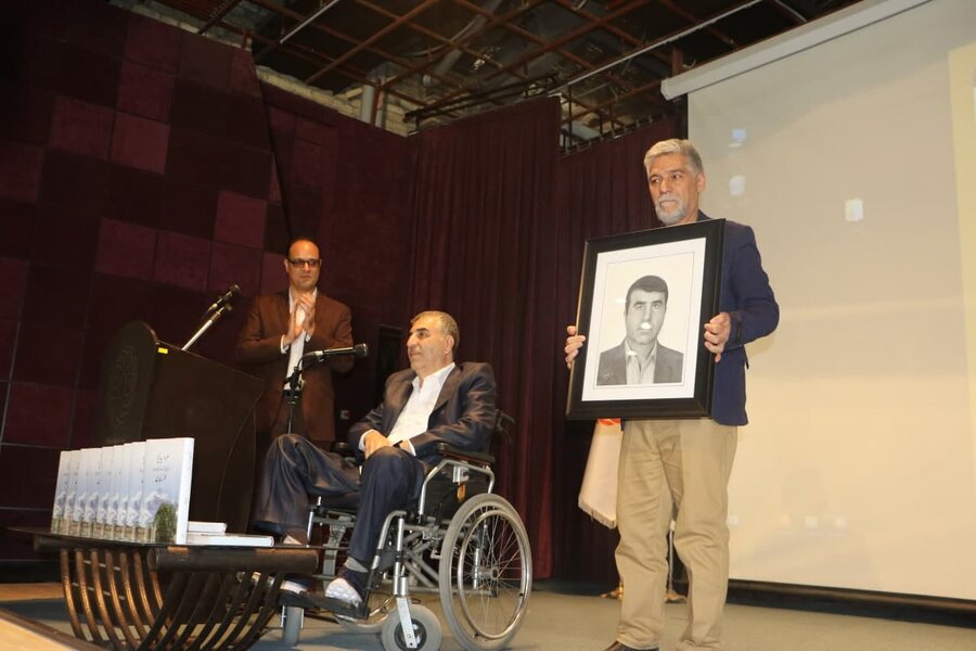 رونمایی از کتاب رونمایی از کتاب