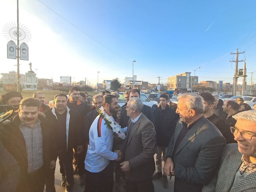 قروه | مراسم استقبال از محمد زارعی نوشمند، نائب قهرمان کشتی ناشنوایان جهان
