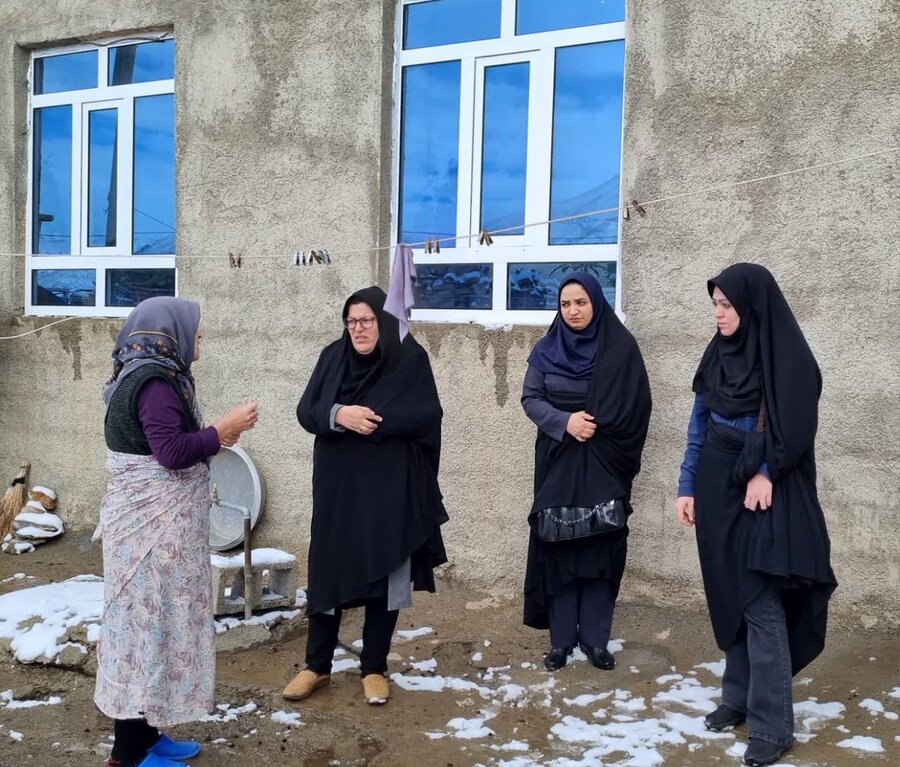 بازدید رئیس بهزیستی چالدران از منزل زنان سرپرست خانوار