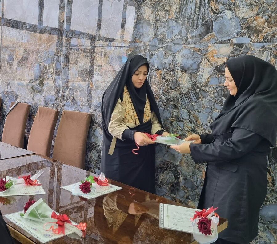 تجلیل از بانوان شاغل در بهزیستی چالدران بمناسبت روز مادر