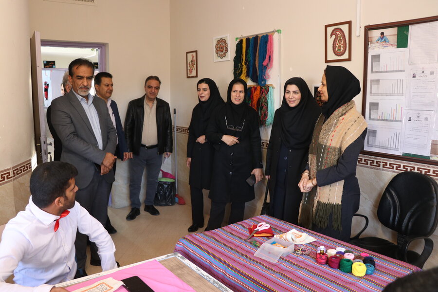 معاون توسعه توانمند سازی اشتغال وکار آفرینی بهزیستی کشور از مرکز روزانه آموزشی توانبخشی وحرفه آموزی پسرانه بالای 14 سال سپهر معاون توسعه توانمند سازی اشتغال وکار آفرینی بهزیستی کشور از مرکز روزانه آموزشی توانبخشی وحرفه آموزی پسرانه بالای 14 سال سپهر