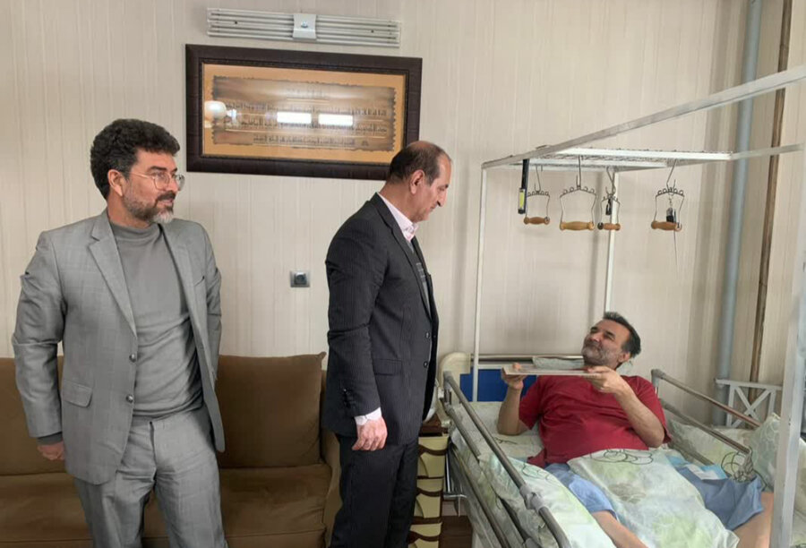 فرمانده بسیج سازمان بهزیستی کشور با جانباز و آزاده سرافراز شاغل در بهزیستی البرز دیدار کرد فرمانده بسیج سازمان بهزیستی کشور با جانباز و آزاده سرافراز شاغل در بهزیستی البرز دیدار کرد