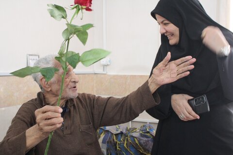 طرح شاد و با نشاط دوشنبه های سالمندی و مراسم روز پدر در مرکز سالمندان ستایش برگزار شد