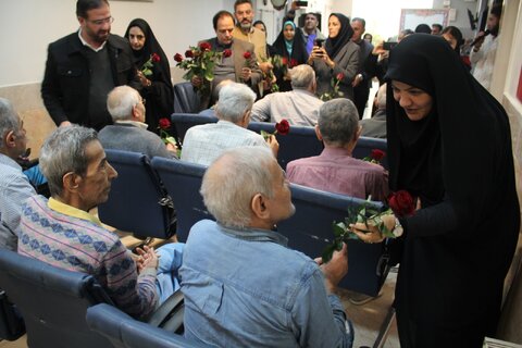 طرح شاد و با نشاط دوشنبه های سالمندی و مراسم روز پدر در مرکز سالمندان ستایش برگزار شد