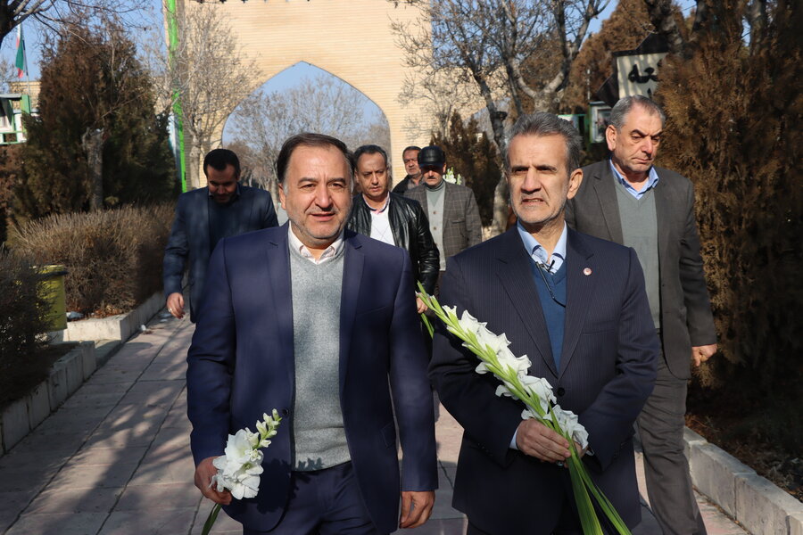 غبارروبی، عطر افشانی و گلباران مزار شهدای اراک با حضور معاون سلامت اجتماعی سازمان بهزیستی کشور