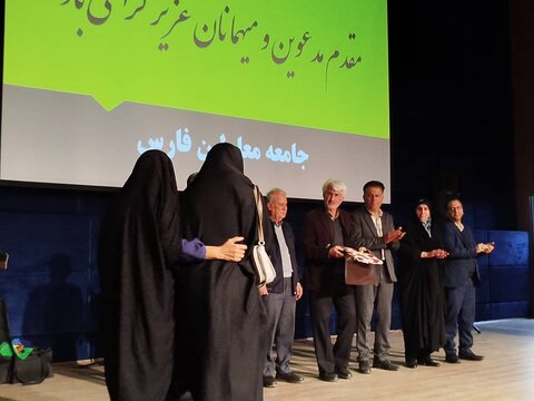برگزاری جشن انقلاب(ایام الله دهه فجر ) و بزرگداشت نیمه شعبان با عنوان جشن حضور تا ظهور در موسسه جامعه معلولین فارس با حضور پرشور افراد دارای معلولیت