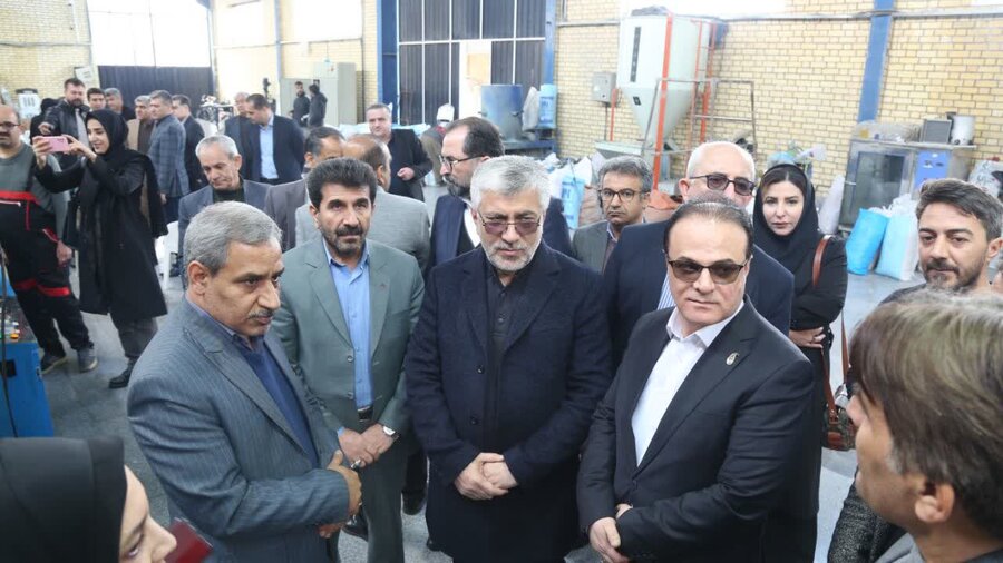 بازدید معاون وزیر و معاون استاندار از کارگاه مددجوی بهزیستی در شهرک صنعتی شماره ۱
