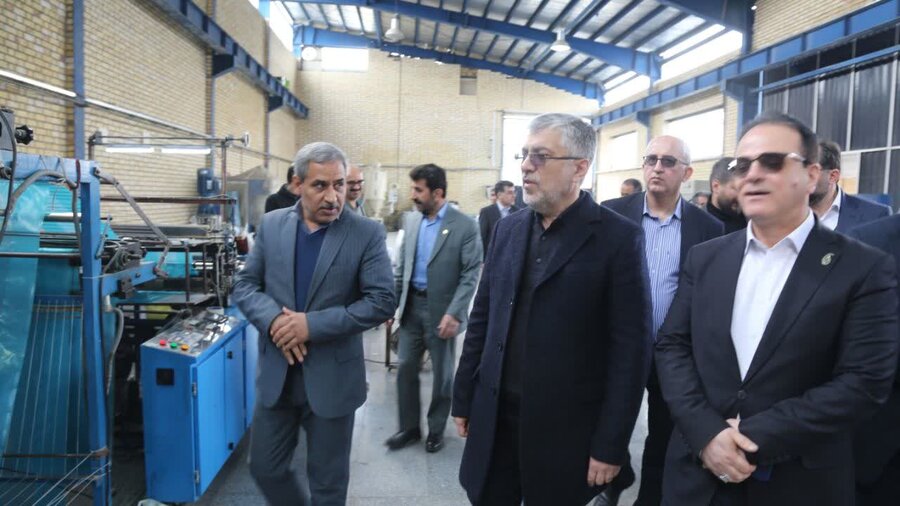 بازدید معاون وزیر و معاون استاندار از کارگاه مددجوی بهزیستی در شهرک صنعتی شماره ۱