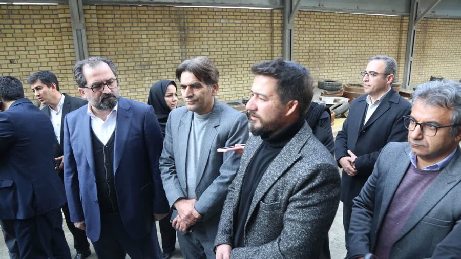 بازدید معاون وزیر و معاون استاندار از کارگاه مددجوی بهزیستی در شهرک صنعتی شماره ۱