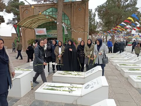 آیین غبار روبی و عطر افشانی گلزار شهدا به مناسبت گرامیداشت چهل وششمین سالروز پیروزی انقلاب اسلامی