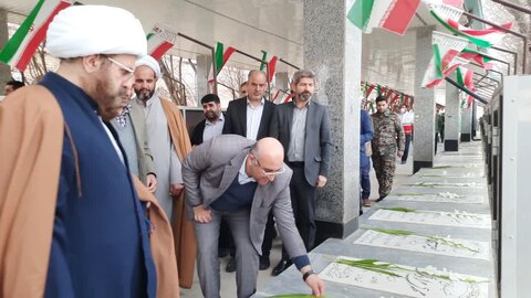 مراسم گلباران مزار شهداء گرانقدر شهرستان اشتهارد برگزار شد