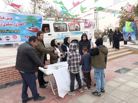 برگزاری میز خدمت و استقرار تیم سیار اورژانس اجتماعی
