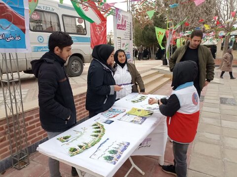 برگزاری میز خدمت و استقرار تیم سیار اورژانس اجتماعی