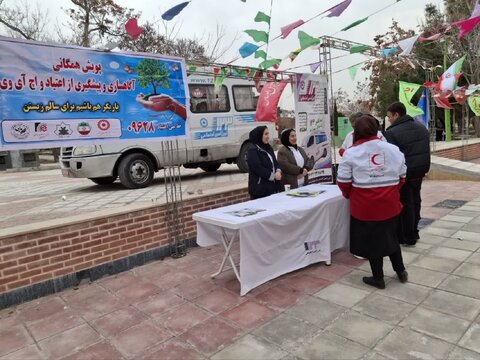 برگزاری میز خدمت و استقرار تیم سیار اورژانس اجتماعی