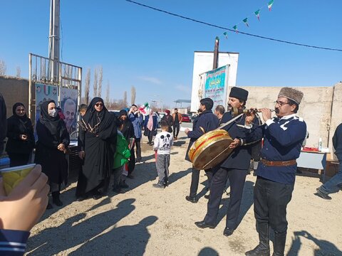 جشن بزرگ انقلاب با محوریت و مشارکت مددجویان بهزیستی در بخش تنکمان برگزار شد