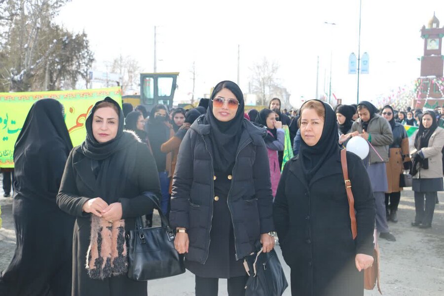 تجلی حضور کارکنان و جامعه هدف سازمان بهزیستی استان کردستان در راهپیمایی ۲۲ بهمن