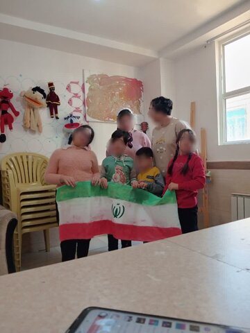 اجرای نقاشی پرچم مقدس ایران اسلامی توسط توانخواهان مرکز توانبخشی  آموزشی رویش
