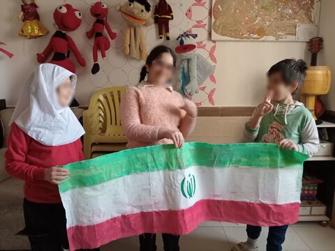 اجرای نقاشی پرچم مقدس ایران اسلامی توسط توانخواهان مرکز توانبخشی  آموزشی رویش