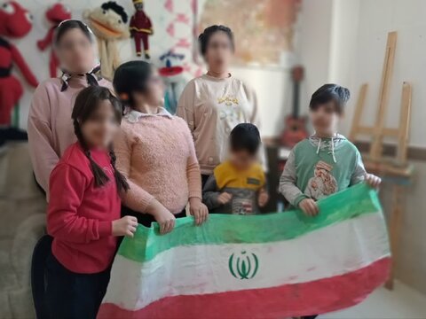 اجرای نقاشی پرچم مقدس ایران اسلامی توسط توانخواهان مرکز توانبخشی  آموزشی رویش