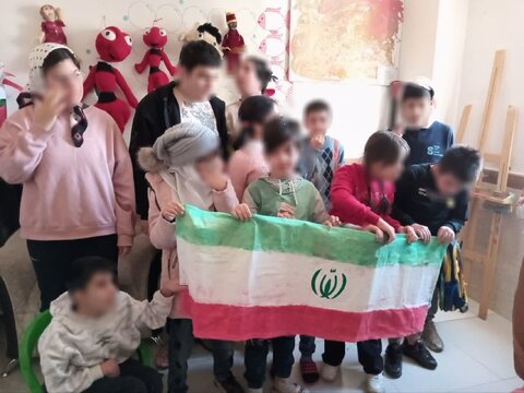اجرای نقاشی پرچم مقدس ایران اسلامی توسط توانخواهان مرکز توانبخشی  آموزشی رویش