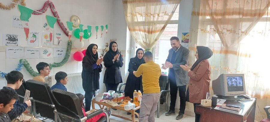 جشن انقلاب در مرکز توانبخشی آتیه ایلخچی
