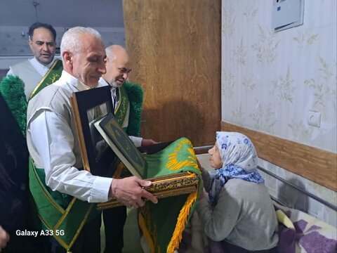 مراسم پرچم گردانی حرم امام رضا علیه السلام در مرکز نگهداری سالمندان