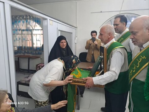 کرج | مراسم پرچم گردانی حرم امام رضا علیه السلام در مرکز نگهداری سالمندان