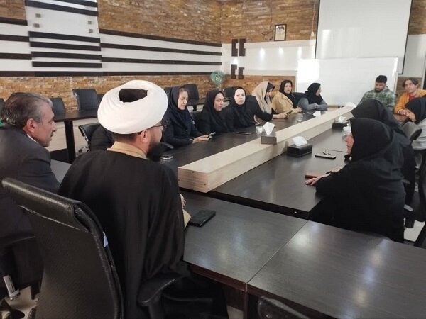 شاهین شهرومیمه| برپایی میزخدمت درمصلی نمازجمعه به منظورپاسخگویی به نمازگزاران