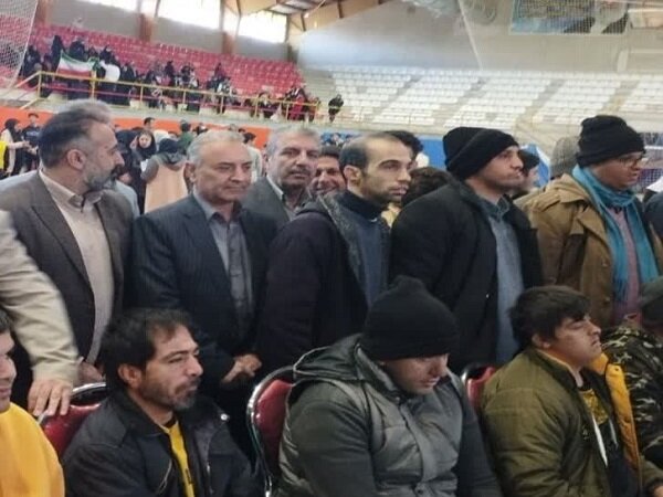 شاهین شهرومیمه| برپایی میزخدمت درمصلی نمازجمعه به منظورپاسخگویی به نمازگزاران