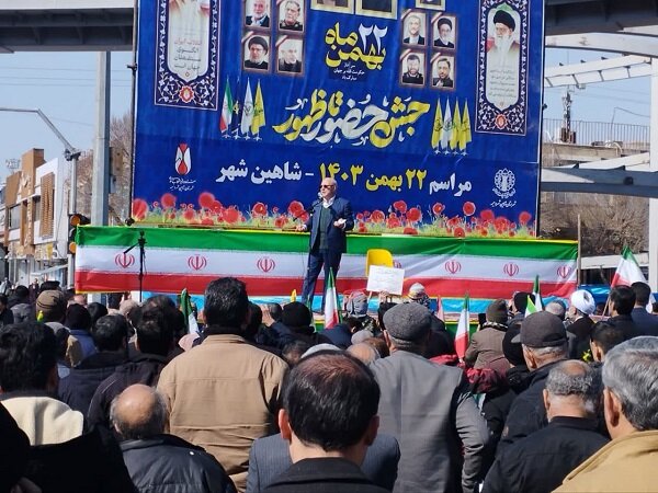 شاهین شهرومیمه| برپایی میزخدمت درمصلی نمازجمعه به منظورپاسخگویی به نمازگزاران