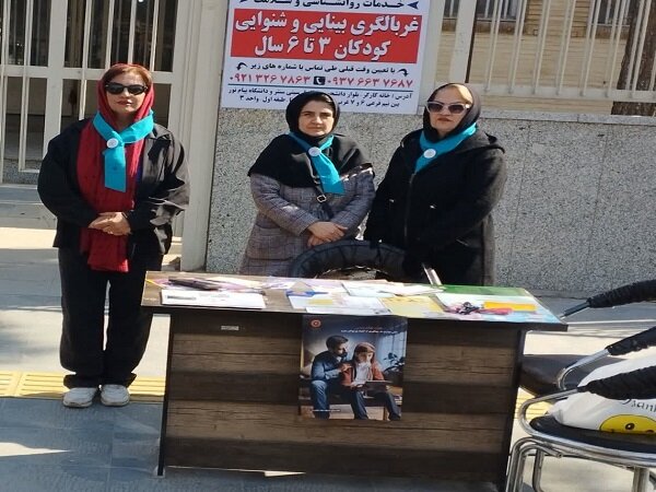 شاهین شهرومیمه| برپایی میزخدمت درمصلی نمازجمعه به منظورپاسخگویی به نمازگزاران