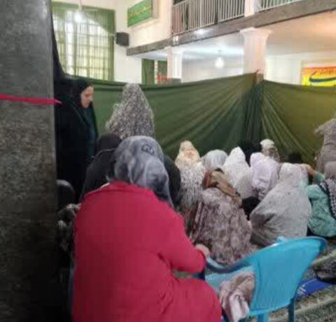 میز خدمت بهزیستی شهرستان کرج در مصلی نماز جمعه برپا شد