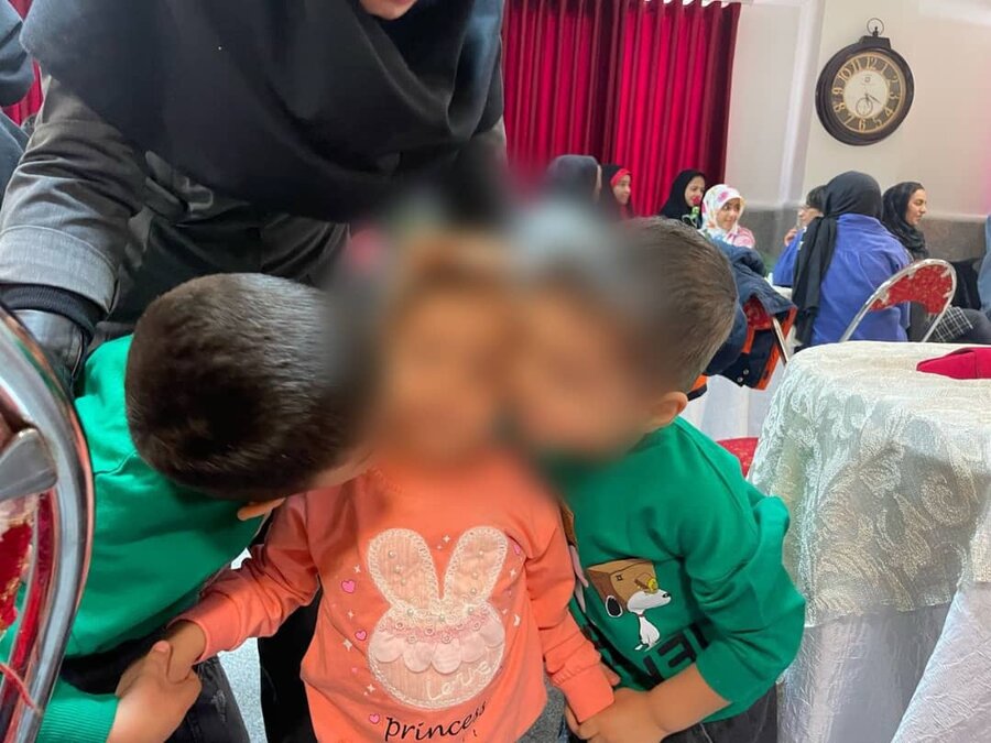 خواهران  وبرادران مقیم درمراکز شبه خانواده بهزیستی استان البرز طی مراسمی در شیرخوارگاه امام علی (ع) با هم دیدار کردند